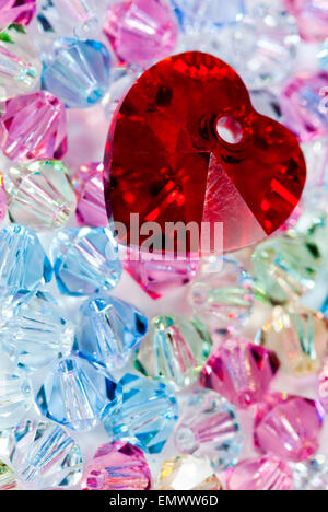 Nahaufnahme von roten Herz auf winzigen Glasperlen Stockfoto