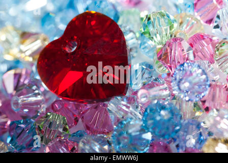 Nahaufnahme von roten Herz auf winzigen Glasperlen Stockfoto