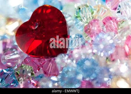 Nahaufnahme von roten Herz auf winzigen Glasperlen Stockfoto