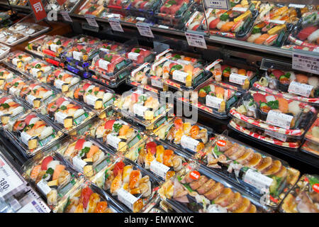 Lesen Sie gefertigte Sushi in einem Supermarkt in Japan Stockfoto