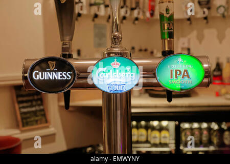 Bier tippt in einem Pub in Großbritannien Stockfoto