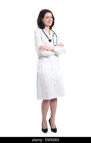 Ganzkörper von einem Arzt Frau posiert zuversichtlich mit verschränkten Armen auf einem weißen Hintergrund isoliert Stockfoto