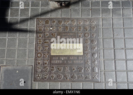 Metallplakette auf Bürgersteig vor historischen Cafè de l'Òpera auf Las Ramblas, Barcelona, Katalonien, Spanien Stockfoto