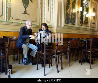 Älteres Ehepaar sitzt am Tisch im Cafe de l ' Opera auf Las Ramblas, Barcelona, Katalonien, Spanien Stockfoto