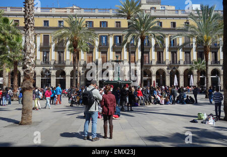 Menschen draußen in der Sonne im Plaza Real, Barcelona, Katalonien, Spanien Stockfoto