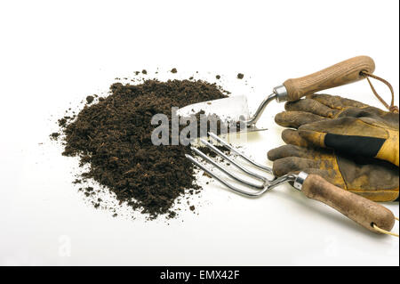 Gartengeräte und Boden isoliert auf einem weißen Hintergrund. Stockfoto