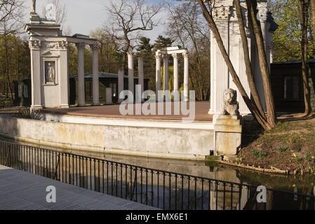 Lazienki Royal Park in Warsaw.View auf der rechten Seite-Bühne des Theaters auf dem Wasser. Das Foto wurde im April 2015 Stockfoto