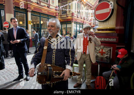 London, UK. 23. April 2015. Morris Männer unterhalten Stadt Geschäftsleute trinken in Leadenhall Market in der City of London, Englands national Str. Georges Tag 23. April feiern. Richard Baker / Alamy Live News Stockfoto