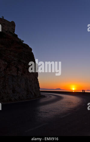 Aufnehmen von Fotos entlang der malerischen Küstenstraße bei Sonnenuntergang, Crete Stockfoto