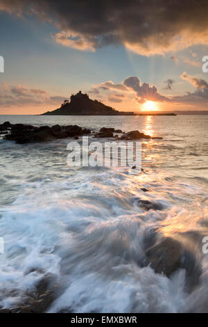 St. Michaels Mount; Sonnenuntergang von Marazion; Cornwall; UK Stockfoto