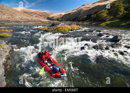 Laufenden Tumwater fällt auf Oregons John Day River in einem aufblasbaren Kajak. Stockfoto