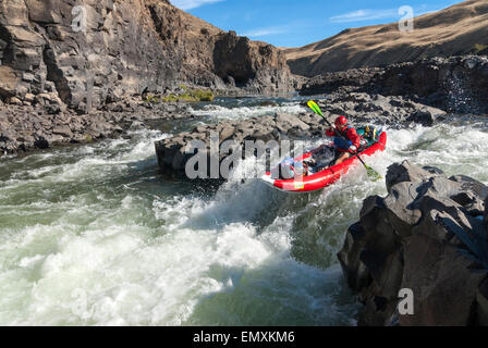 Laufenden Tumwater fällt auf Oregons John Day River in einem aufblasbaren Kajak. Stockfoto