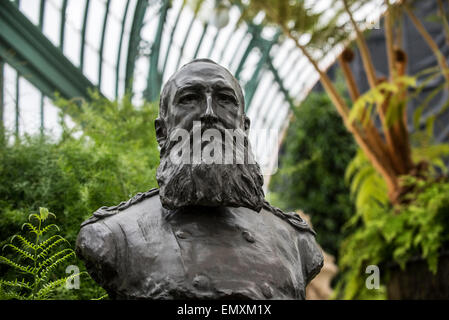 Büste von Leopold II., König der Belgier an die königlichen Gewächshäuser von Laeken, Park Royal Palace von Laken, Brüssel, Belgien Stockfoto