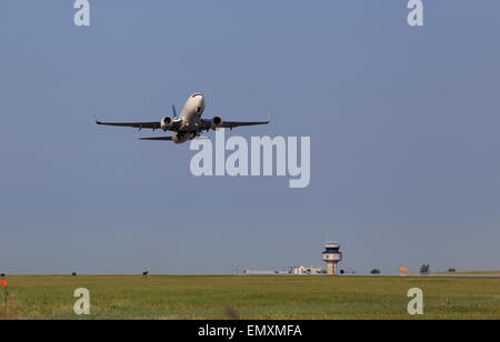 Boeing 737 - 7CT, C-GYWJ, Westjet zurückziehen Fahrwerk während Take off von Ottawa International Airport (YOW), Kanada, Juli 23 Stockfoto