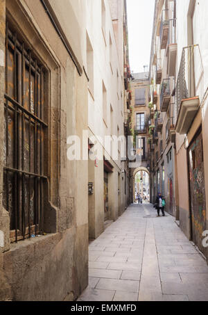 Carrer Dels Tres Llits eines der vielen schmalen Streetsleading abseits der Placa Reial im Barri Gotic, Barcelona, Katalonien, Spanien Stockfoto