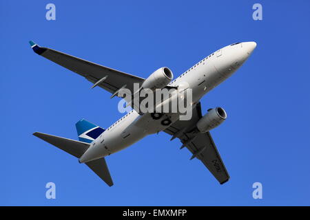 Boeing 737 - 7CT, C-GYWJ, Westjet abheben vom Ottawa International Airport (YOW), Kanada, 23. Juli 2013 Stockfoto