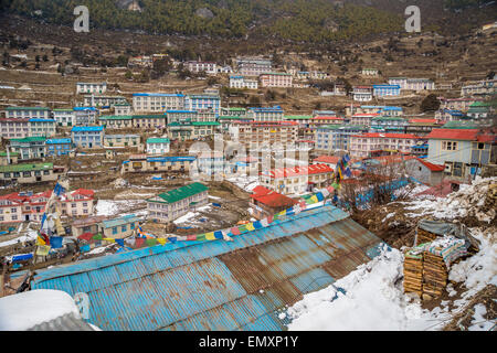 Namche Bazar, Nepal - 8. März 2015: Luftaufnahme von Namche Bazaar in der Everest Region Nepals Stockfoto