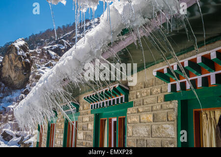 Winter Eiszapfen hängen von Traufe des Daches in der Himalaya-Region, Nepal. Stockfoto