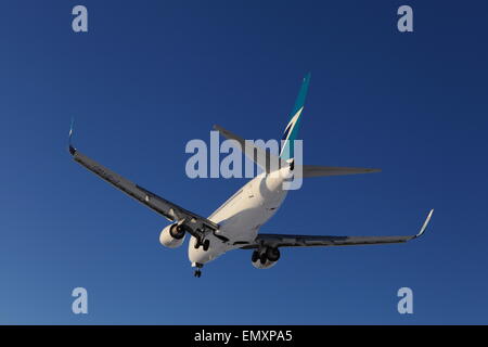 Boeing 737 - 7CT, C-GYWJ, WestJet im Endanflug bei YOW Ottawa Kanada, 31. Januar 2015 Stockfoto