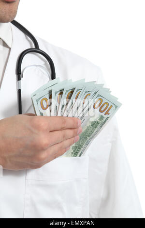 Arzt halten Geld in der Tasche auf einem weißen Hintergrund isoliert Stockfoto