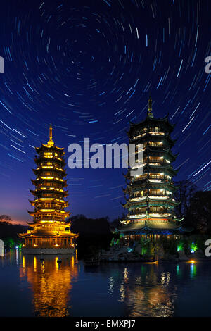 Astronomie - Sternspuren über Twin Pagoden der Fir-See in der Stadt Guilin in der Region Guangxi Zhuang in China. Stockfoto