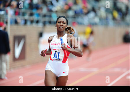 Philadelphia, Pennsylvania, USA. 23. April 2015. College-Womens 4 x 100-Teams laufen auf der 2015 Penn Relais im Bereich historische Franklin in Philadelphia Pa stattfand © Ricky Fitchett/ZUMA Draht/Alamy Live News Stockfoto