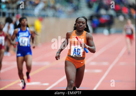 Philadelphia, Pennsylvania, USA. 23. April 2015. College-Womens 4 x 100-Teams laufen auf der 2015 Penn Relais im Bereich historische Franklin in Philadelphia Pa stattfand © Ricky Fitchett/ZUMA Draht/Alamy Live News Stockfoto