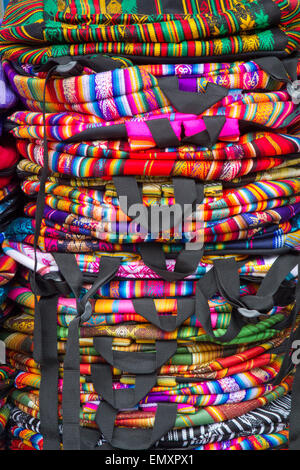 Bunte Stoffe auf dem Display zum Verkauf an Otavalo Markt, Ecuador Stockfoto