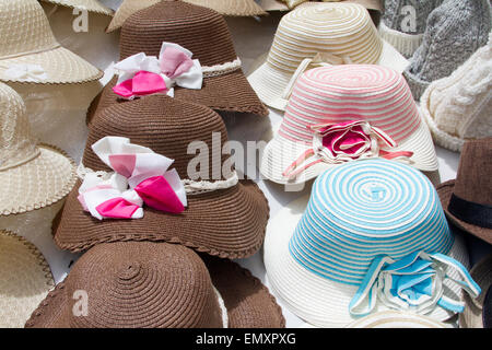 Bunte Frauen Hüte auf dem Display zum Verkauf an Otavalo Markt, Ecuador Stockfoto