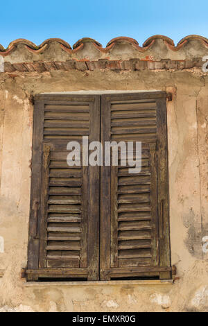 Traditionellen rustikalen hölzernen Fensterläden auf einem französischen Gebäude Stockfoto