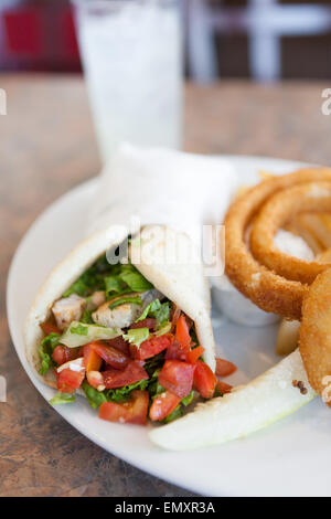 Hähnchen-Pita-Wrap-Sandwich Stockfoto