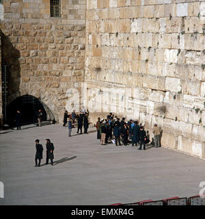 Touristen Und Orthodoxe Juden eine der Klagemauer in Jerusalem, Israel Ende 1970er Jahre. Touristen und orthodoxe Juden an der wailin Stockfoto