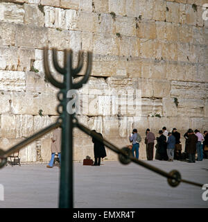 Touristen Und Orthodoxe Juden eine der Klagemauer in Jerusalem, Israel Ende 1970er Jahre. Touristen und orthodoxe Juden an der wailin Stockfoto