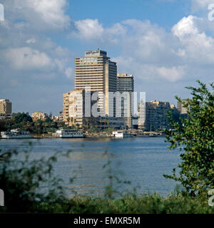 Das Sheraton Hotel am Nil in Kairo, Ägypten, Ende 1970er Jahre. Sheraton Hotel am Fluss Nil bei Kairo, Ägypten, Ende der 1970er Jahre. Stockfoto