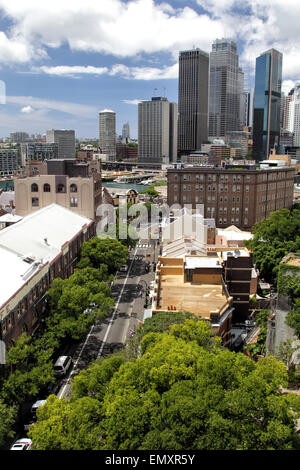 Blick von der Sydney Harbour Bridge über den historischen Viertel The Rocks auf die Skyline von Sydney, Australien. Stockfoto