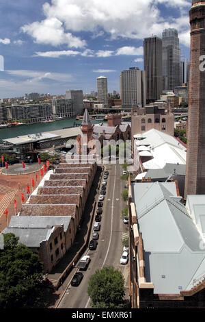 Blick von der Sydney Harbour Bridge über den historischen Viertel The Rocks auf die Skyline von Sydney, Australien. Stockfoto