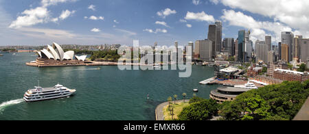 Panorama von Sydney Cove und der Hafen von Sydney, Australien, Blick auf die Skyline von Sydney und das Sydney Opera House. Gesehenen fr Stockfoto