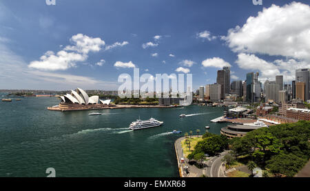 Panorama von Sydney Cove und der Hafen von Sydney, Australien, Blick auf die Skyline von Sydney und das Sydney Opera House. Gesehenen fr Stockfoto