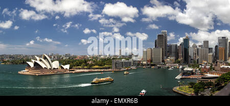 Panorama von Sydney Cove und der Hafen von Sydney, Australien, Blick auf die Skyline von Sydney und das Sydney Opera House. Stockfoto