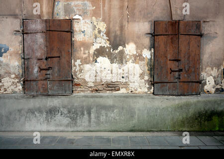 Grunge Stadtmauer mit geschlossenen Fenstern Stockfoto