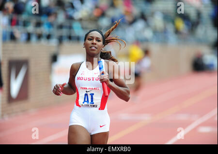 Philadelphia, Pennsylvania, USA. 23. April 2015. College-Womens 4 x 100-Teams laufen auf der 2015 Penn Relais im Bereich historische Franklin in Philadelphia Pa stattfand © Ricky Fitchett/ZUMA Draht/Alamy Live News Stockfoto