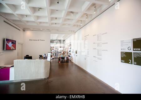 Ticket /information und Buchhandlung in Arnolfini Kunstgalerie am Hafen in Bristol City centre, England, Europe. Ende des Ma Stockfoto