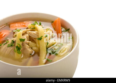 Huhn Suppe mit Gemüse, Nudeln und Petersilie isoliert auf weißem Hintergrund mit Beschneidungspfad Stockfoto