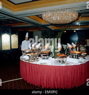 Der Deutsch-weiteren eine seit Buffett in Einem Restaurant in Hongkong, Anfang 1980er Jahre. Chinesischer Koch am Buffet des Stockfoto