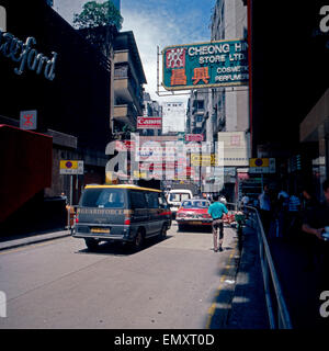 Straßenszene Im Stadtteil Kowloon in Hong Kong, Anfang 1980er Jahre. Straßenszene in Kowloon, Hong Kong, Anfang der 1980er Jahre. Stockfoto