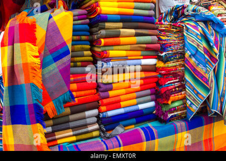 Bunte Stoffe auf dem Display zum Verkauf an Otavalo Markt, Ecuador Stockfoto