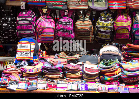 Bunte Stoffe auf dem Display zum Verkauf an Otavalo Markt, Ecuador Stockfoto