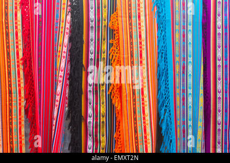 Bunte Stoffe auf dem Display zum Verkauf an Otavalo Markt, Ecuador Stockfoto