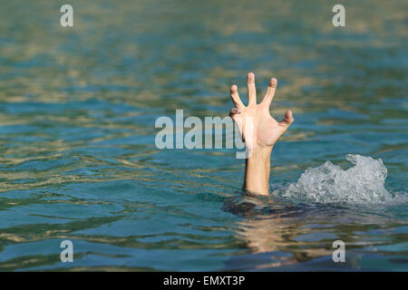 Hand eines Mannes ertrinken im Meer schwimmen möchten Stockfoto