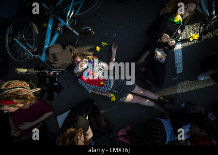 London, UK. 23. April 2015. Sterben aus Protest für Migranten außerhalb Parlamentsgebäude Credit: Guy Corbishley/Alamy Live-Nachrichten Stockfoto